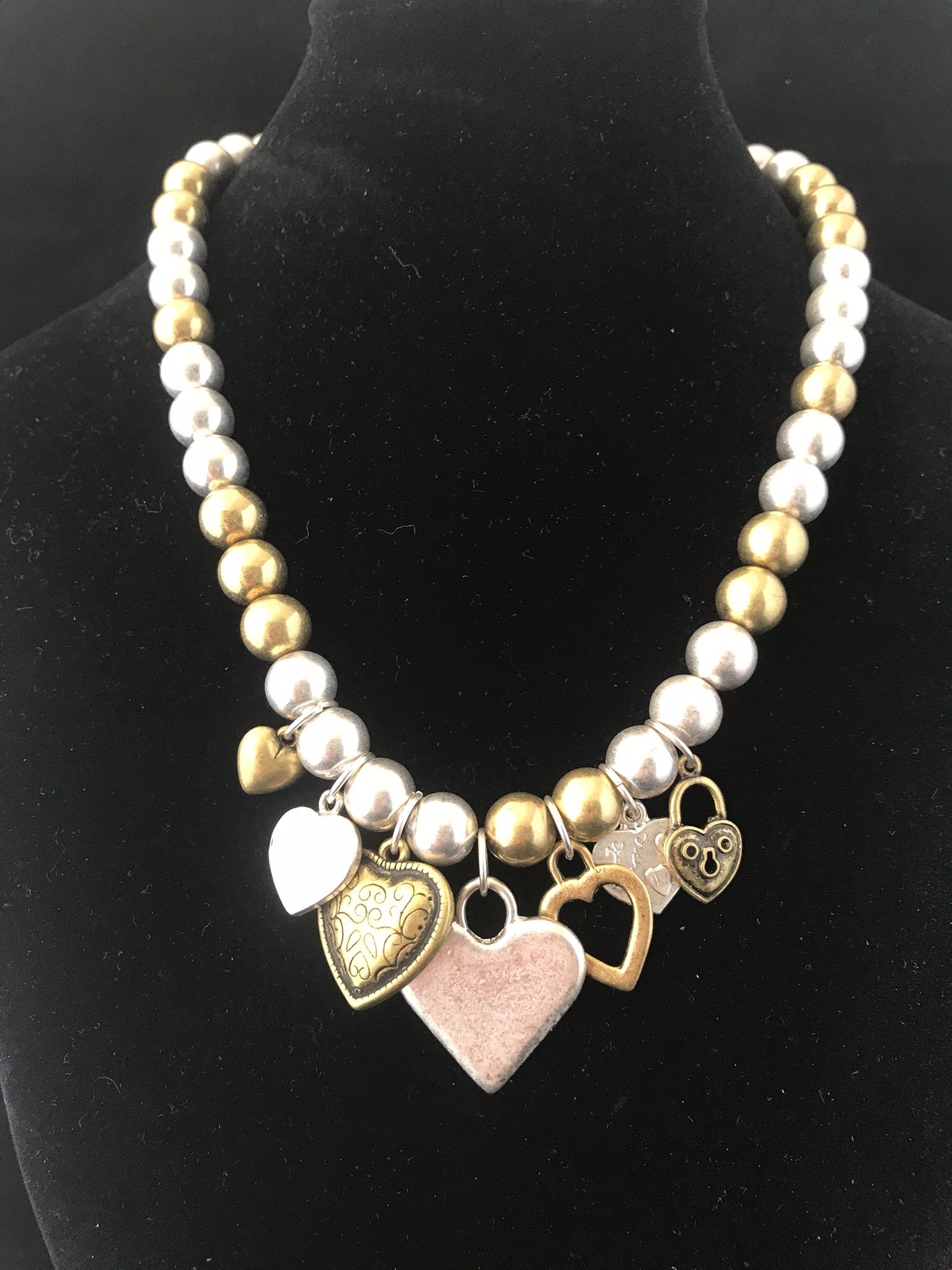 Necklace Metallic Pearl Choker with Seven  Hearts