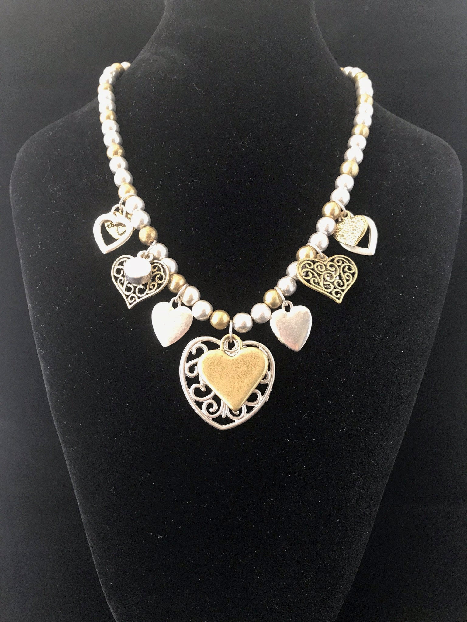 Necklace Metallic Pearl Choker with Seven  Hearts